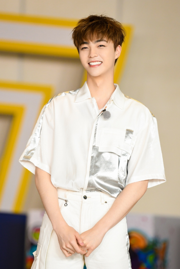 陈立农活动造型,白色玫瑰印花套装显干净气质,展现青