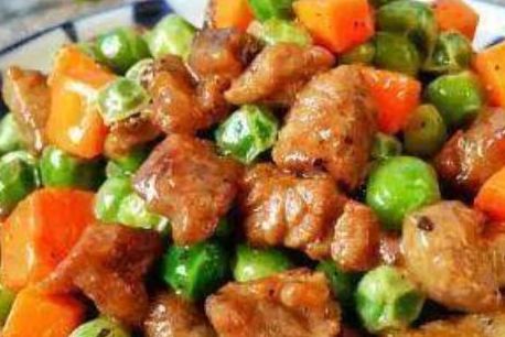 今天介绍的这道菜是胡萝卜豌豆牛肉粒,补钙比比喝牛奶吃鸡蛋强,孩子常