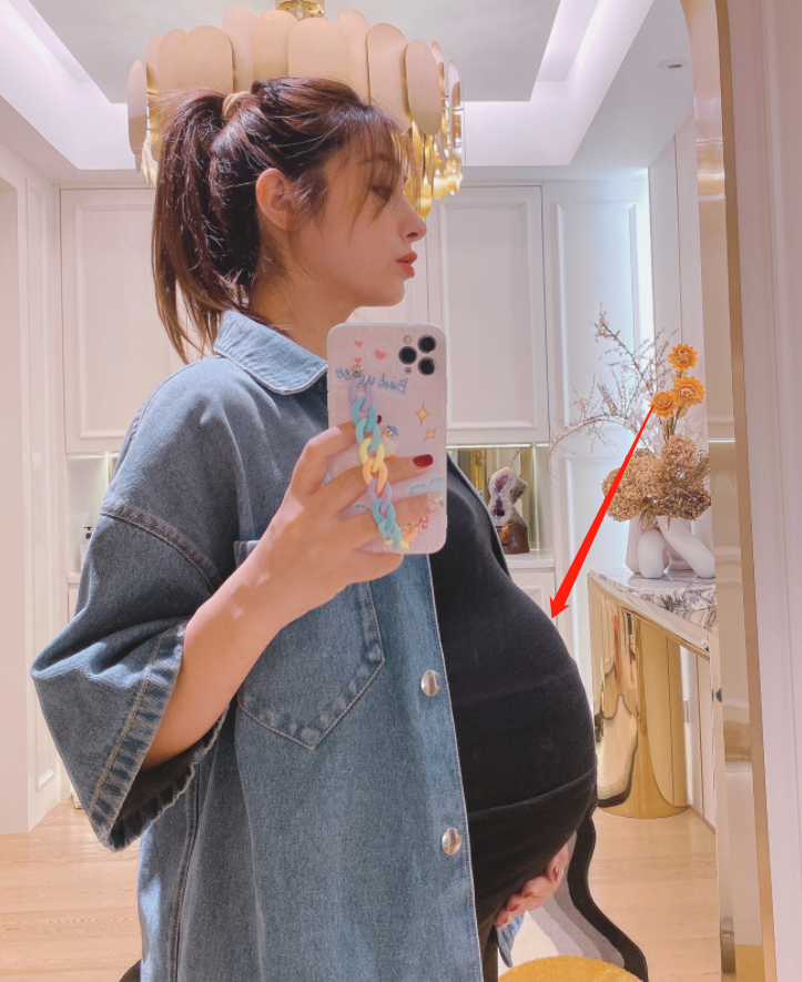 麦迪娜挺9个月巨肚拍照肚子太大用手托住孕期大胆化妆涂指甲