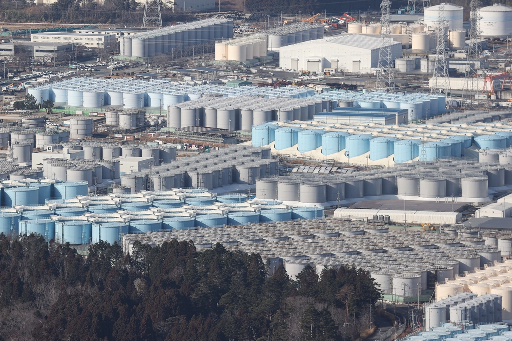 当地时间2021年2月14日，日本东北部福岛县，福岛第一核电站内用于储存核污水的水箱（资料图）。