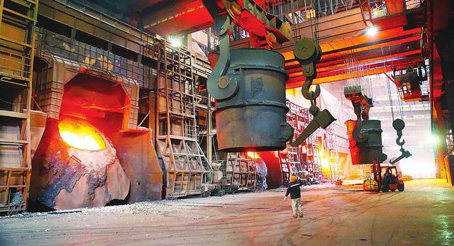 5%.图为首钢通钢公司生产车间