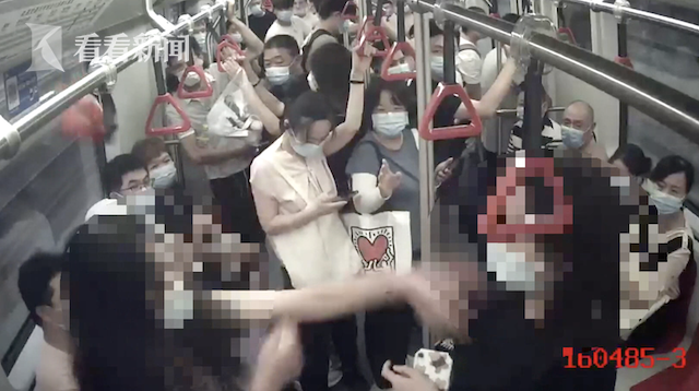 扯头发！扇耳光！两女子在地铁内疯狂互殴，双双被拘…休闲区蓝鸢梦想 - Www.slyday.coM