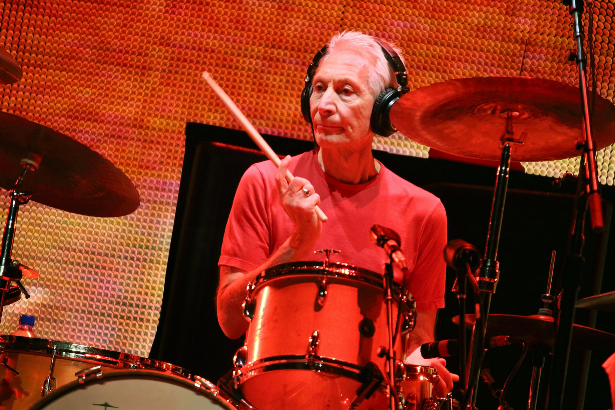 众星悼念滚石乐队鼓手查理沃茨他是伟大鼓手和时髦绅士