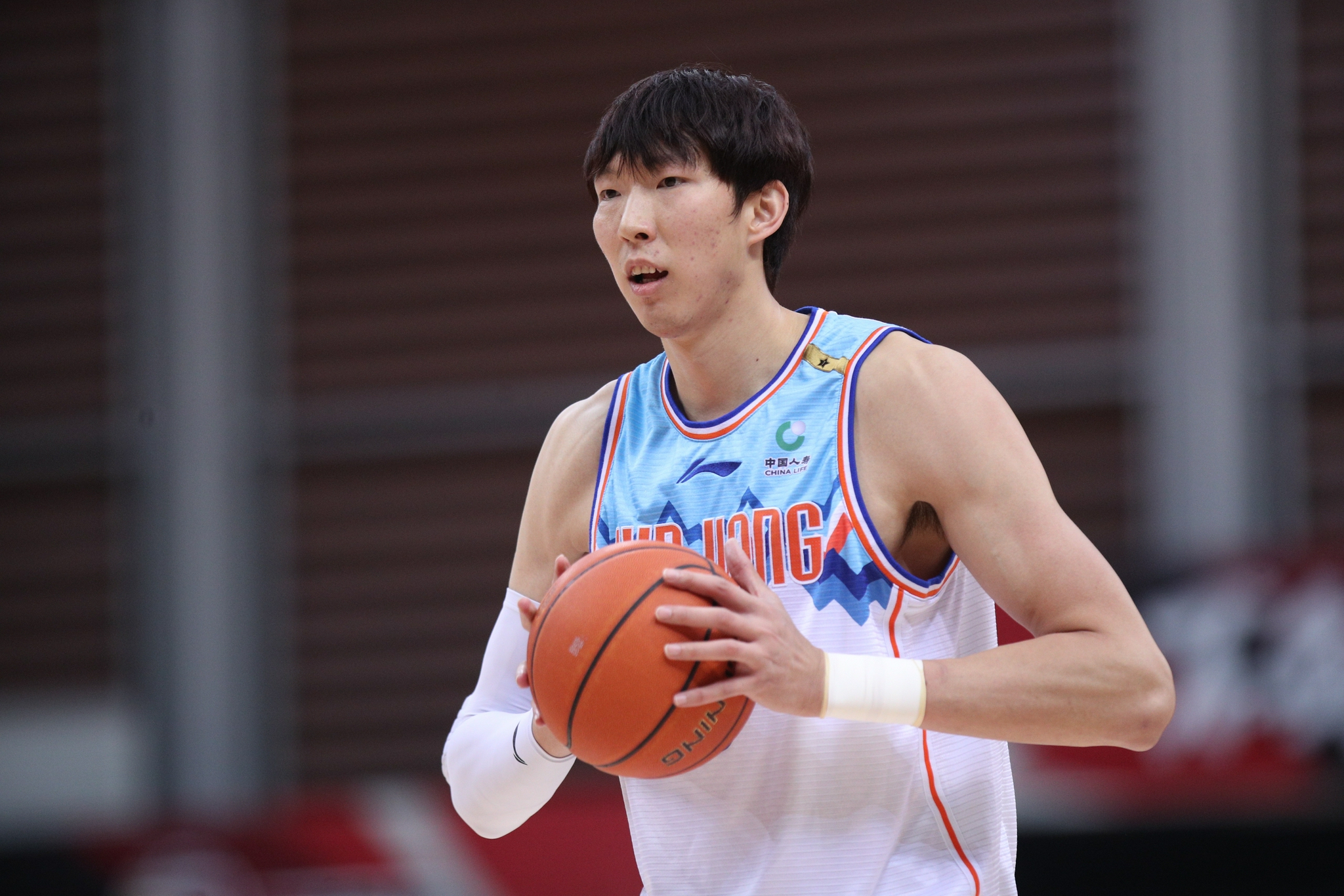 郭舰对此表示,目前并没有cba俱乐部就周琦转会一事与新疆队接洽,赴
