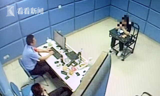 扯头发！扇耳光！两女子在地铁内疯狂互殴，双双被拘…休闲区蓝鸢梦想 - Www.slyday.coM