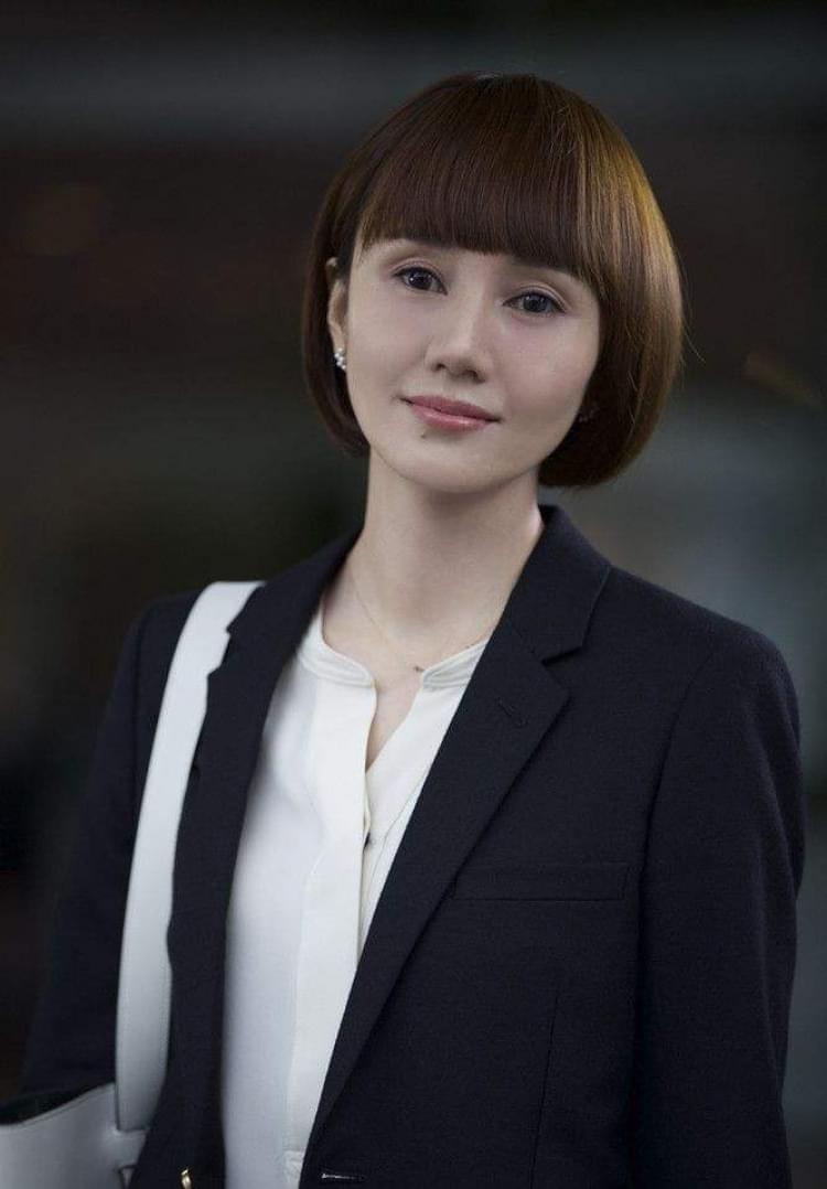 袁泉陪女儿写作业 11岁夏哈哈身高优越 双腿纤细修长惹人羡