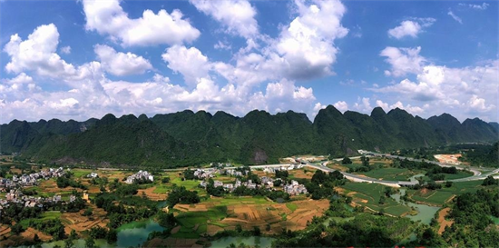 广西河池:让石漠化山村变绿洲