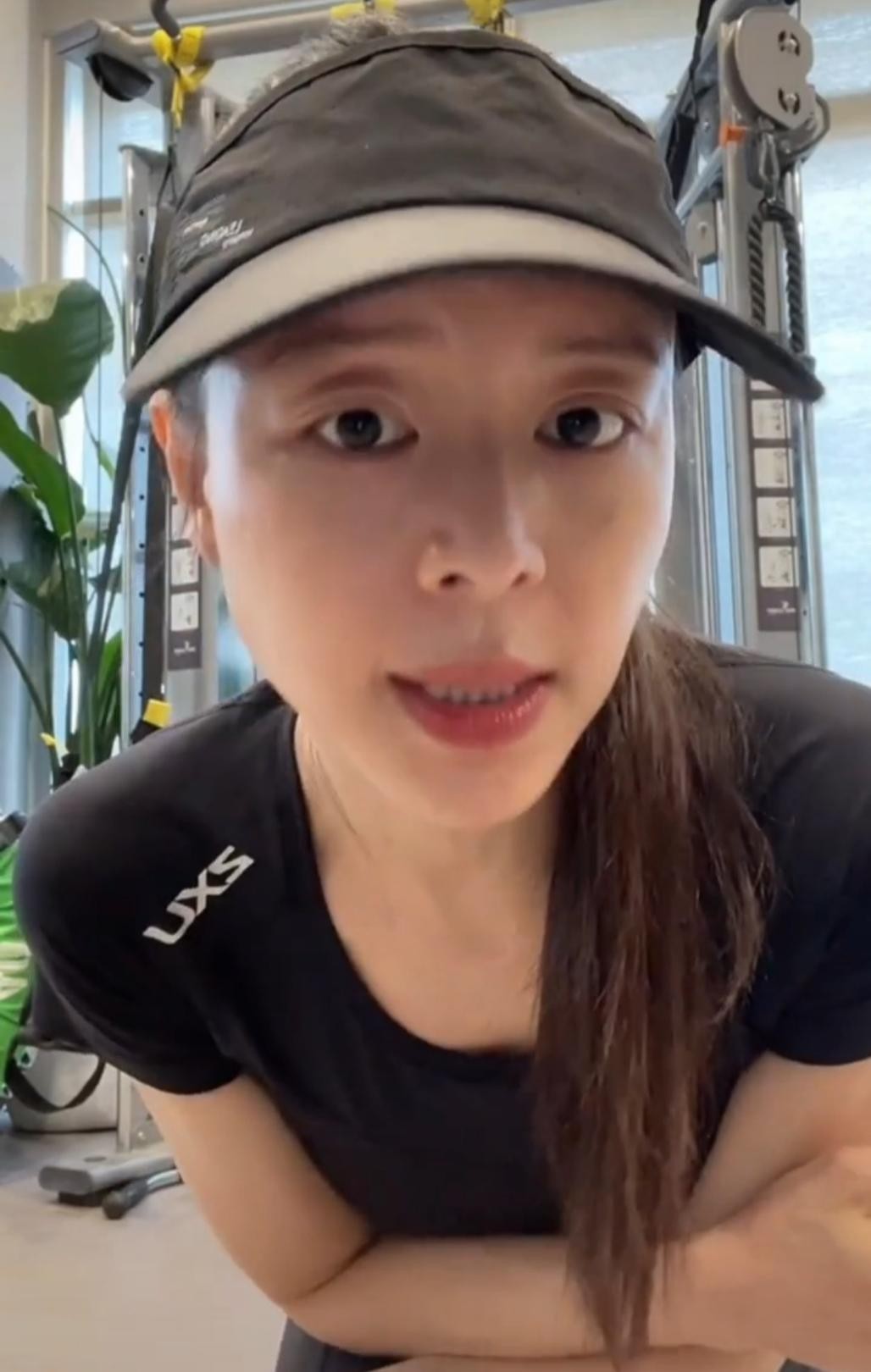 41岁张静初分享健身视频 素颜出镜皮肤吹弹可破