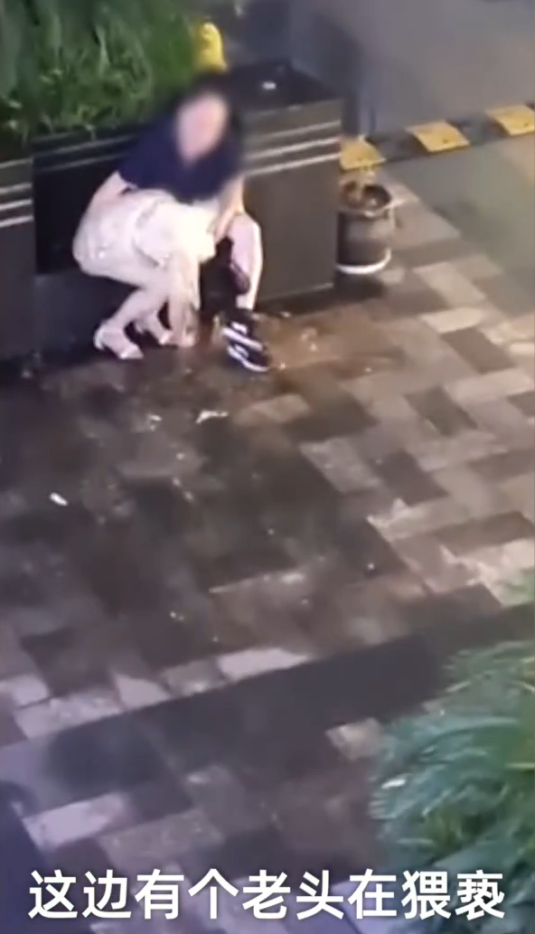 老人酒吧门口猥亵醉酒女生，警方回应：有这回事，正在经办中休闲区蓝鸢梦想 - Www.slyday.coM