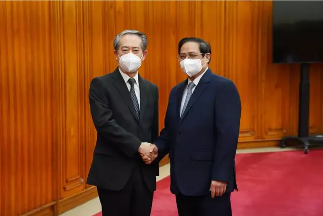 越南总理范明政（右）和中国驻越南大使熊波（左）。图源：中国驻越南大使馆