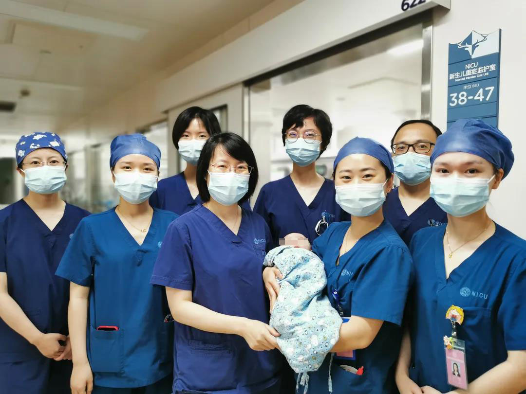 新生儿吸入胎粪出生后重度窒息，上“人工肺”4天转危为安