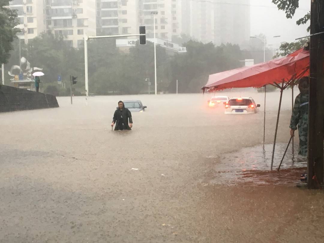 湖北黄石：普降暴雨致内涝 消防员趟水转移52人_救援