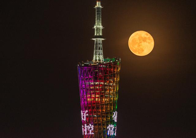 广州塔与金色圆月完美相遇