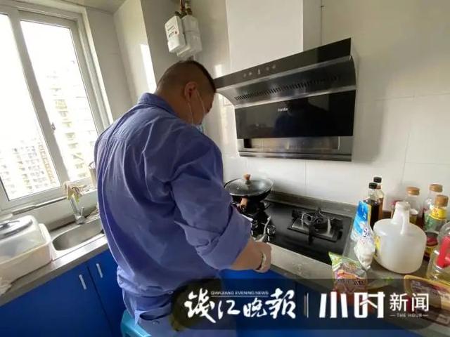 熟悉300多个小区，忙起来根本顾不上吃饭！他说：这工作，就是要抢时间休闲区蓝鸢梦想 - Www.slyday.coM