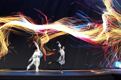 场景展示人屏互动双人舞蹈《共生》,通过"双人舞蹈"表演,结合屏幕特效