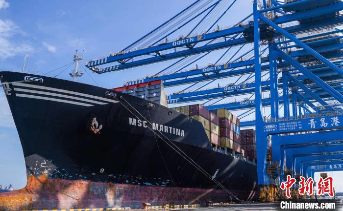 山东港口青岛港全自动化码头在“地中海马汀娜”轮作业中第7次刷新自动化码头装卸世界纪录。　鲁罡轩 摄