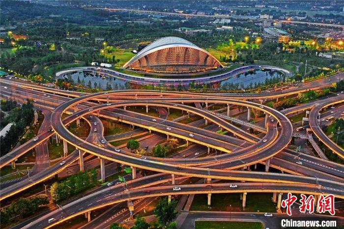 (摄影展作品) 单诗涵 摄成都市武侯区新世纪环球中心.