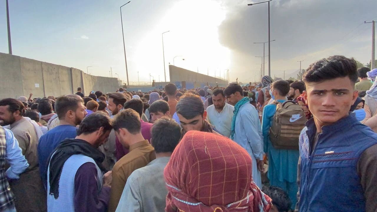 当地时间2021年8月24日,阿富汗喀布尔,民众聚集在机场附近.