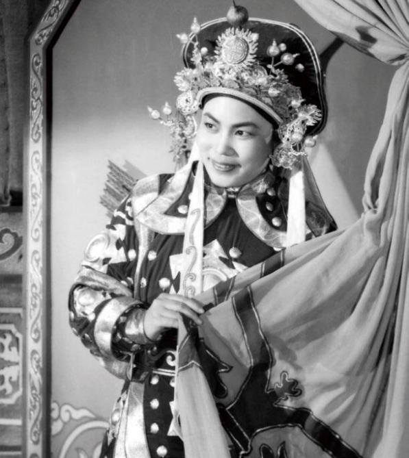 她被大师常香玉赐予小香玉艺名多年后又因不履行承诺被收回