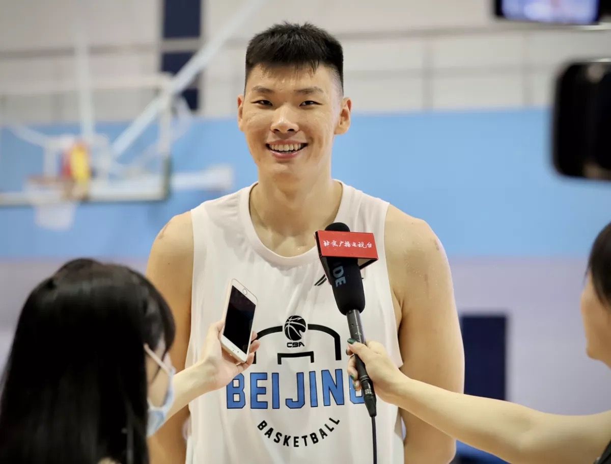 范子铭接受媒体采访.图/首钢篮球俱乐部