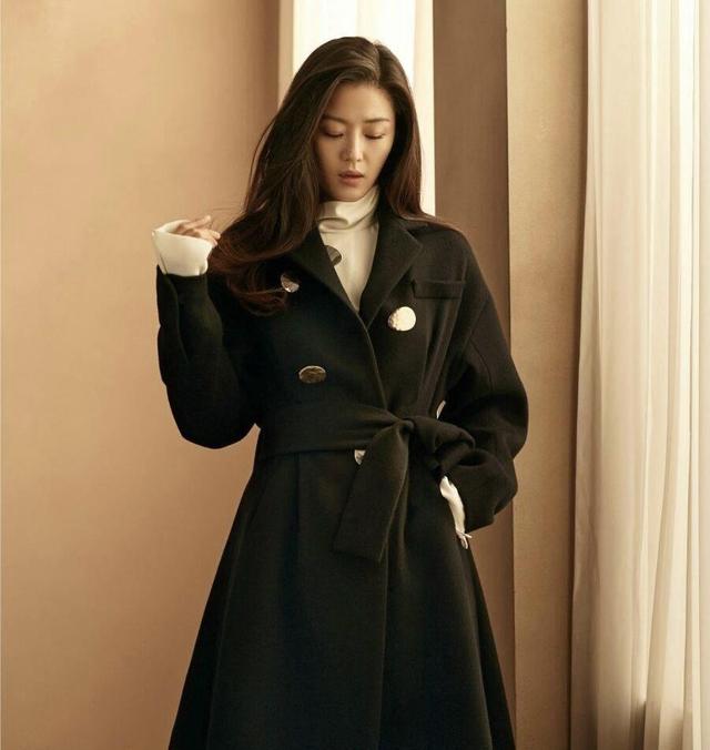 全智贤的气质和身材都没得挑,简单穿格纹连衣裙,就美出国际范