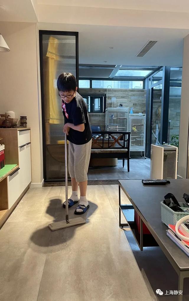 自己的事情自己做家里的事情帮着做彭浦初级中学学生暑期争当家务劳动