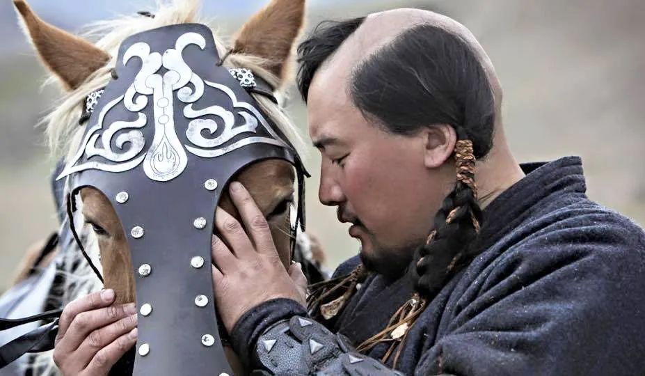 蒙古人和鲜卑人,契丹人一样也有髡(kūn)发的传统,就是把头发剃掉一