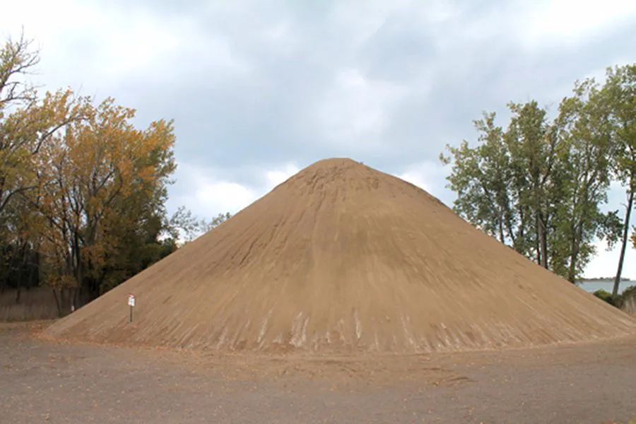 　　如沙子一类的颗粒状物质在崩塌前可以堆积的最大角度被称为自然坡度角。|图片来源：Andy Arthur/Creative Commons