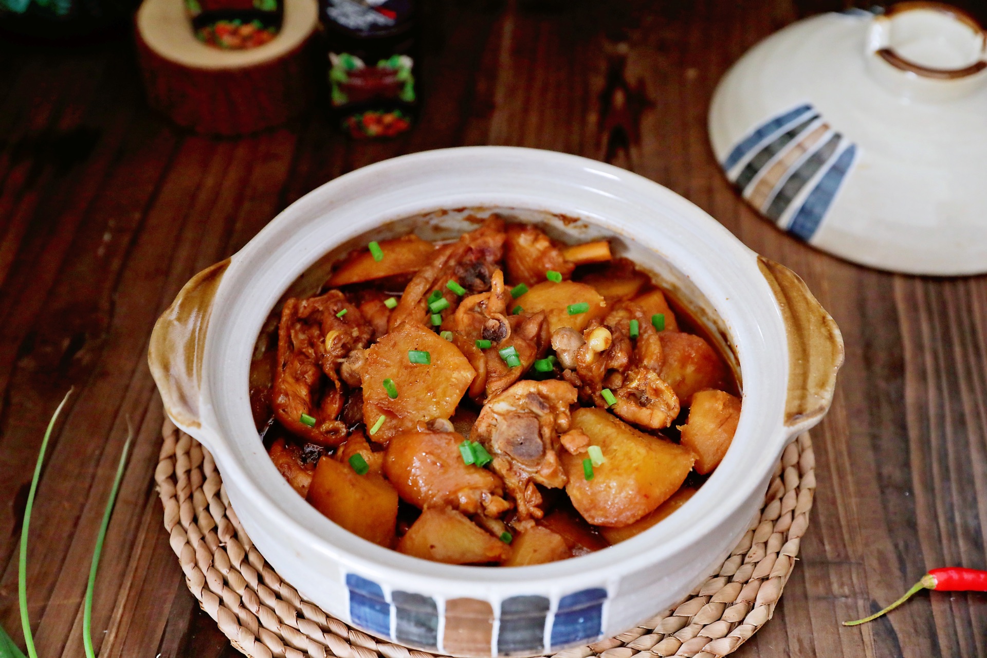 在家制作香浓可口的土豆炖鸡块,鸡肉肉质鲜美,入口多汁美味