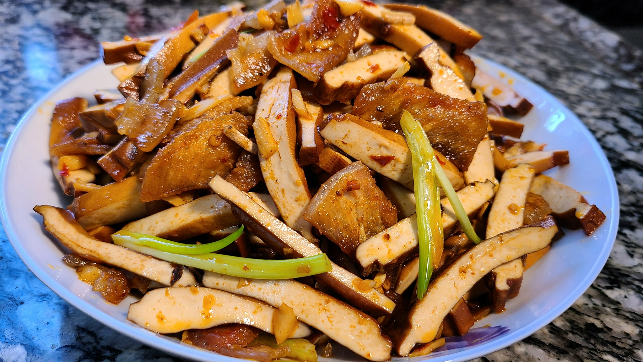 接着放入大蒜跟生姜丝炒出香味,最后放入一勺豆瓣酱,如果没有也可以用