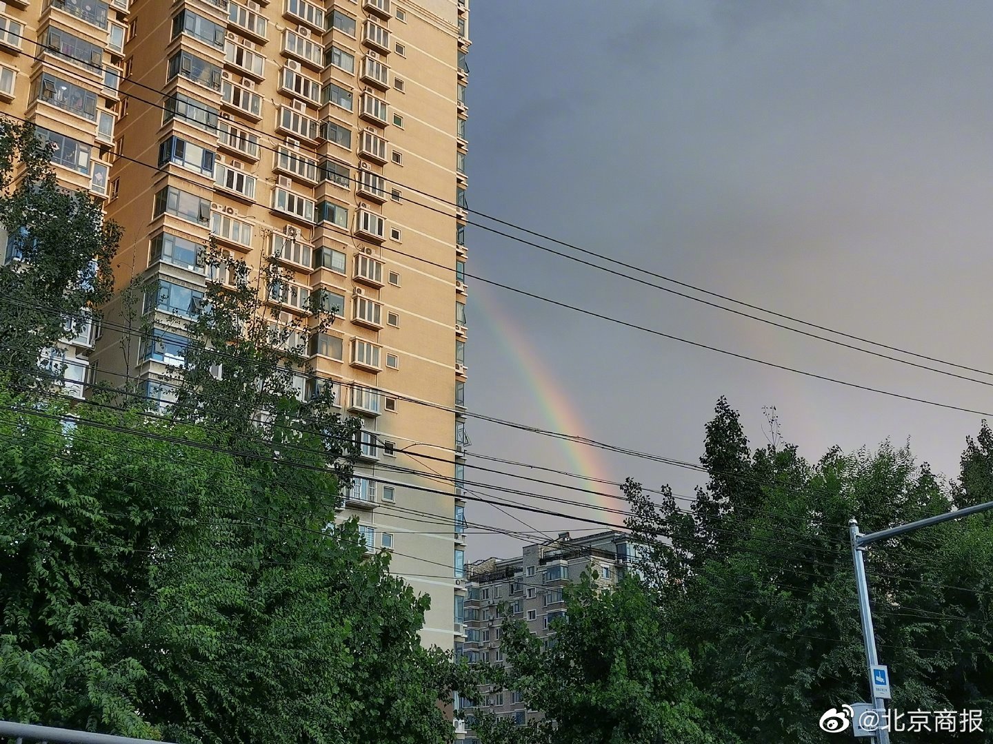 陣雨過後北京出彩虹啦來曬曬你拍到的北京下雨天吧