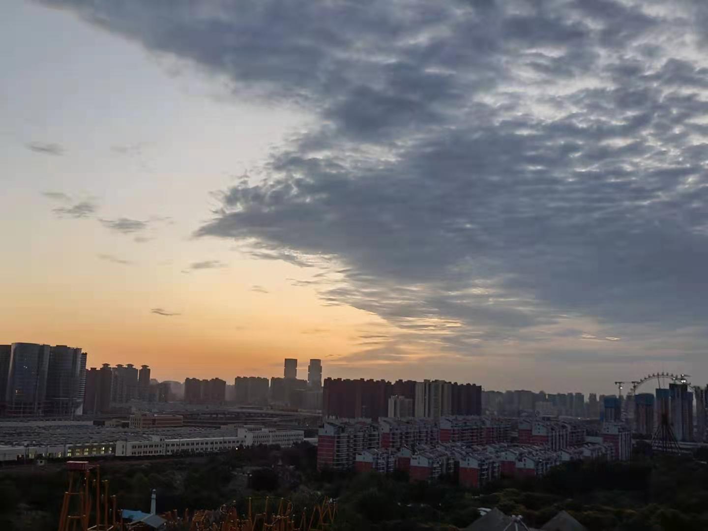 郑州今晨出现“阴阳天” 一道“云墙”预示着未来多雨-大河新闻