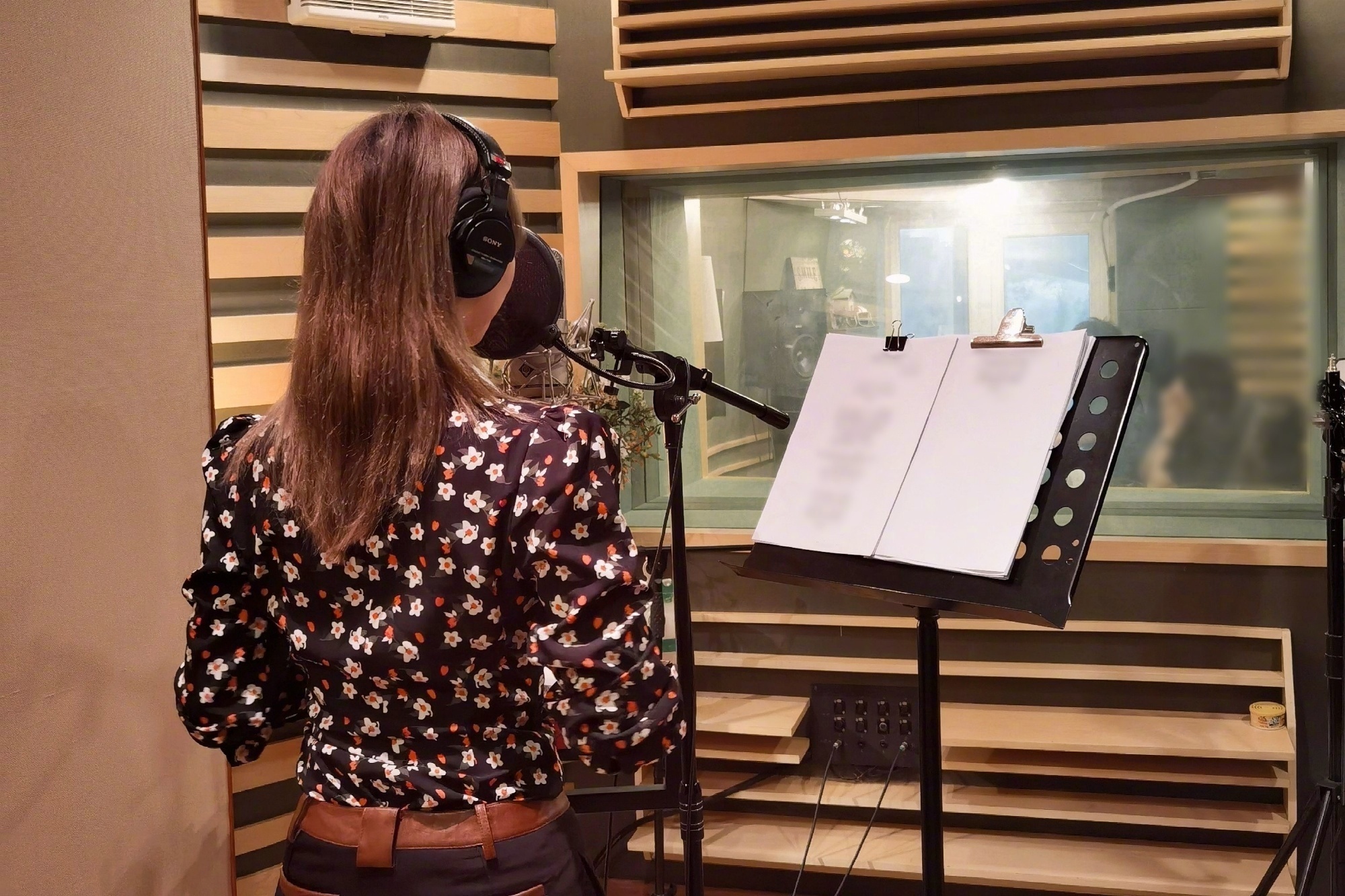 今日份的美岐是专业歌手,复古印花下v领衬衫修身简洁,飒气十足