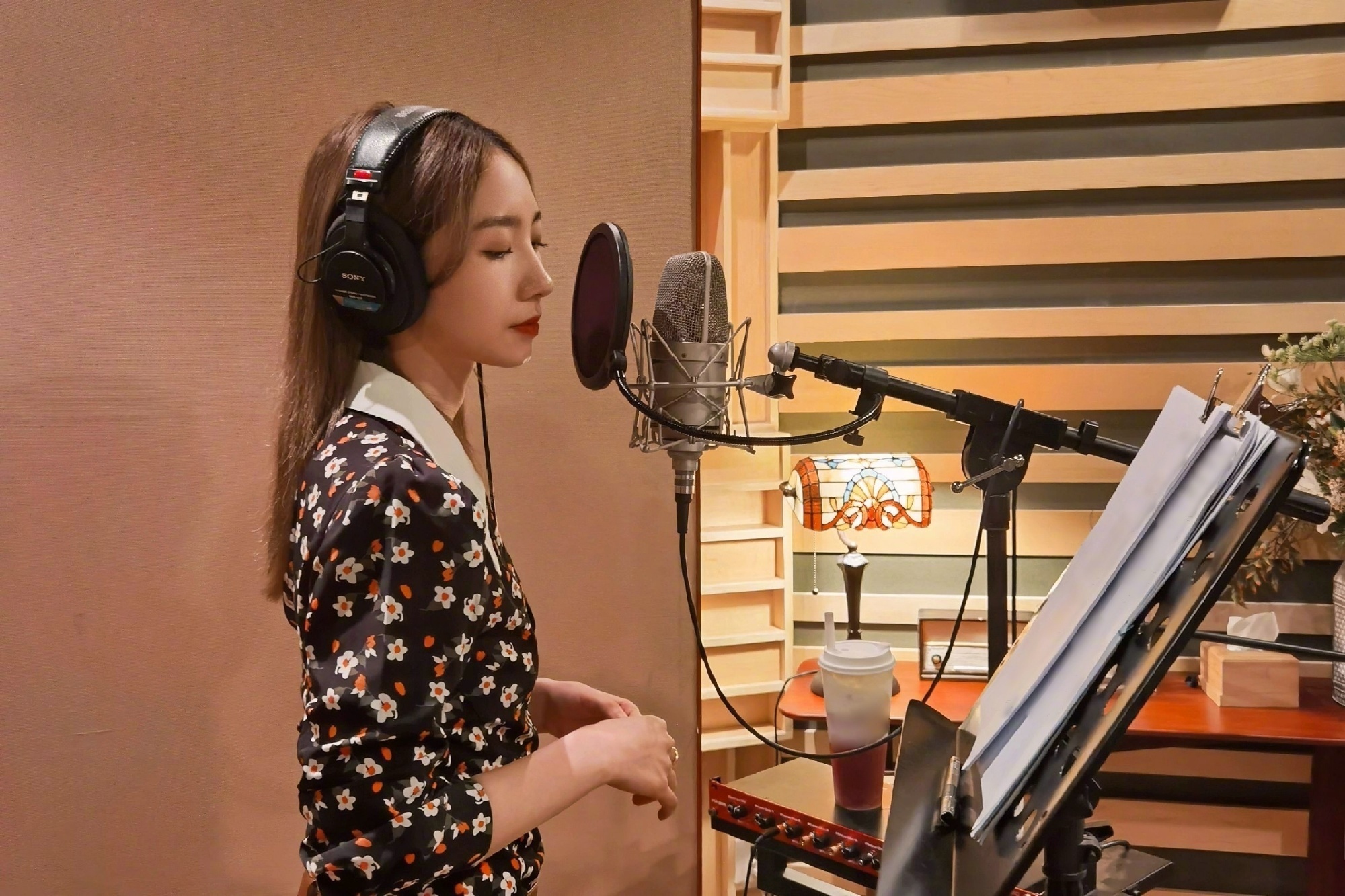 今日份的美岐是专业歌手,复古印花下v领衬衫修身简洁,飒气十足