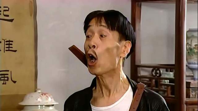 都是让观众通过审丑来大笑,但背后的表演者都是有扎实的基本功衬底的