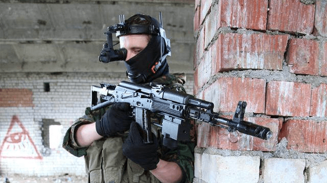 白俄罗斯特种兵用上"拐弯枪" 可在掩体后瞄准射击