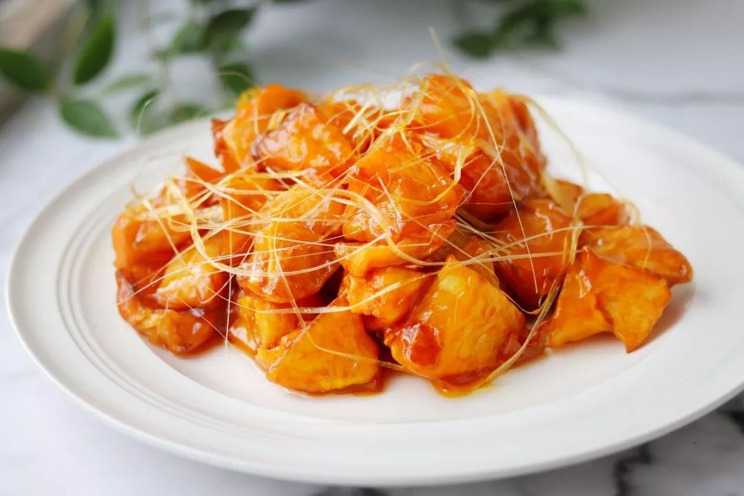 甘甜香脆的拔丝地瓜入口惊艳只要几道简单的工序就能端上餐桌