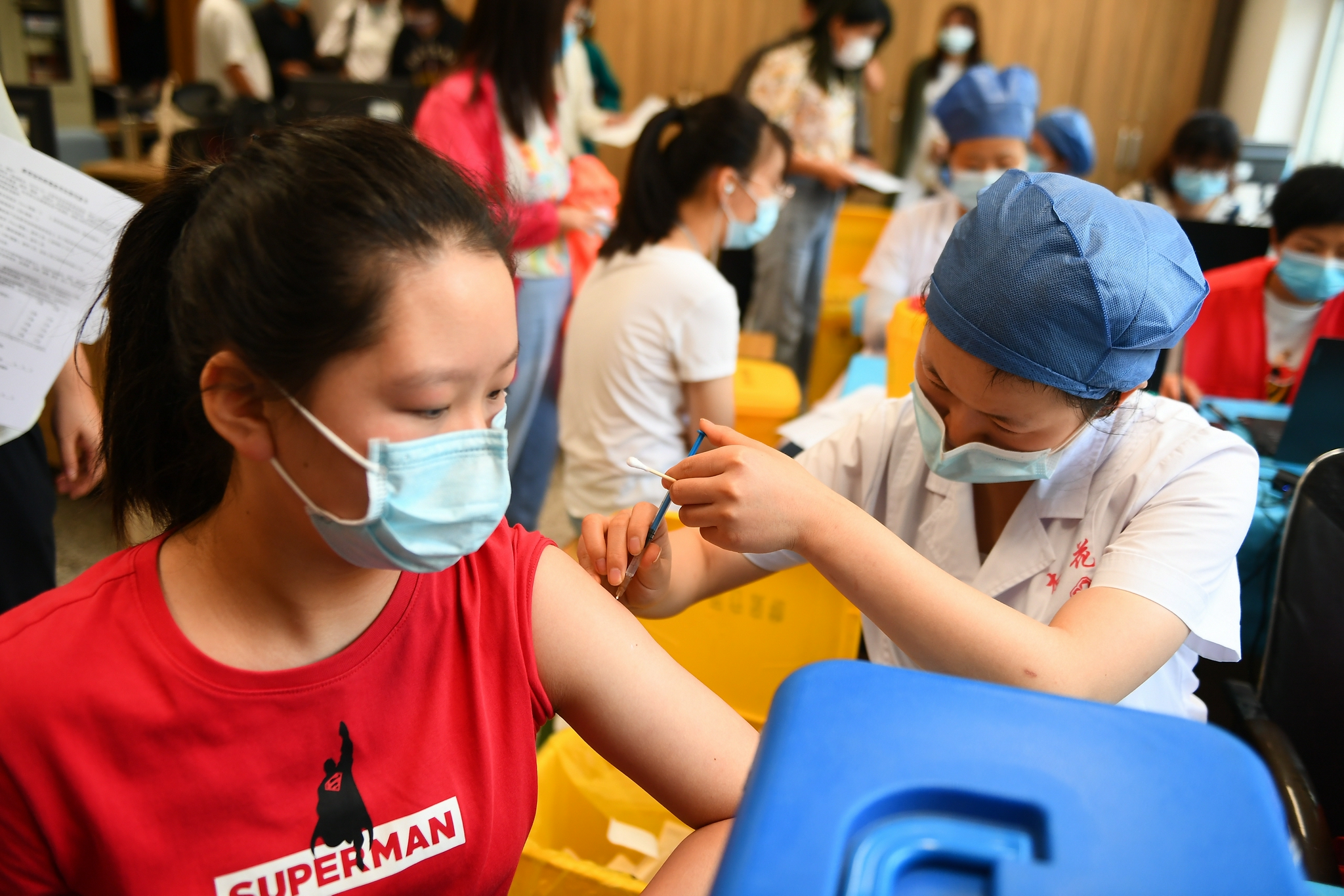 集体打疫苗!太原小学生毕业后第一次回母校:免疫后初中见!