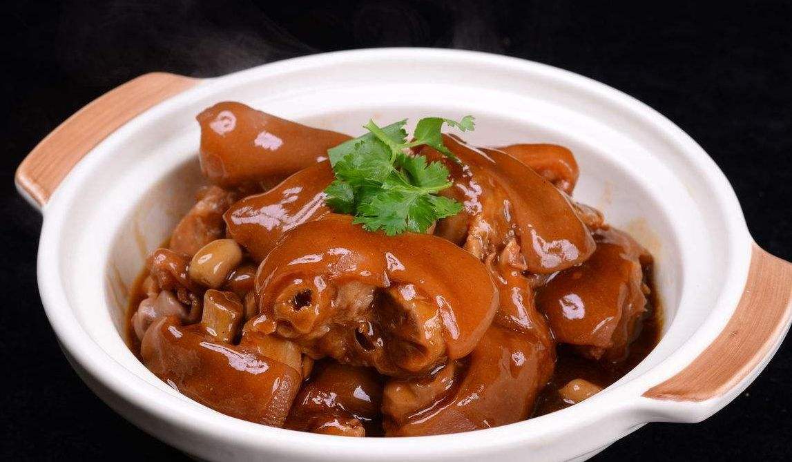 美味的五香炖猪脚