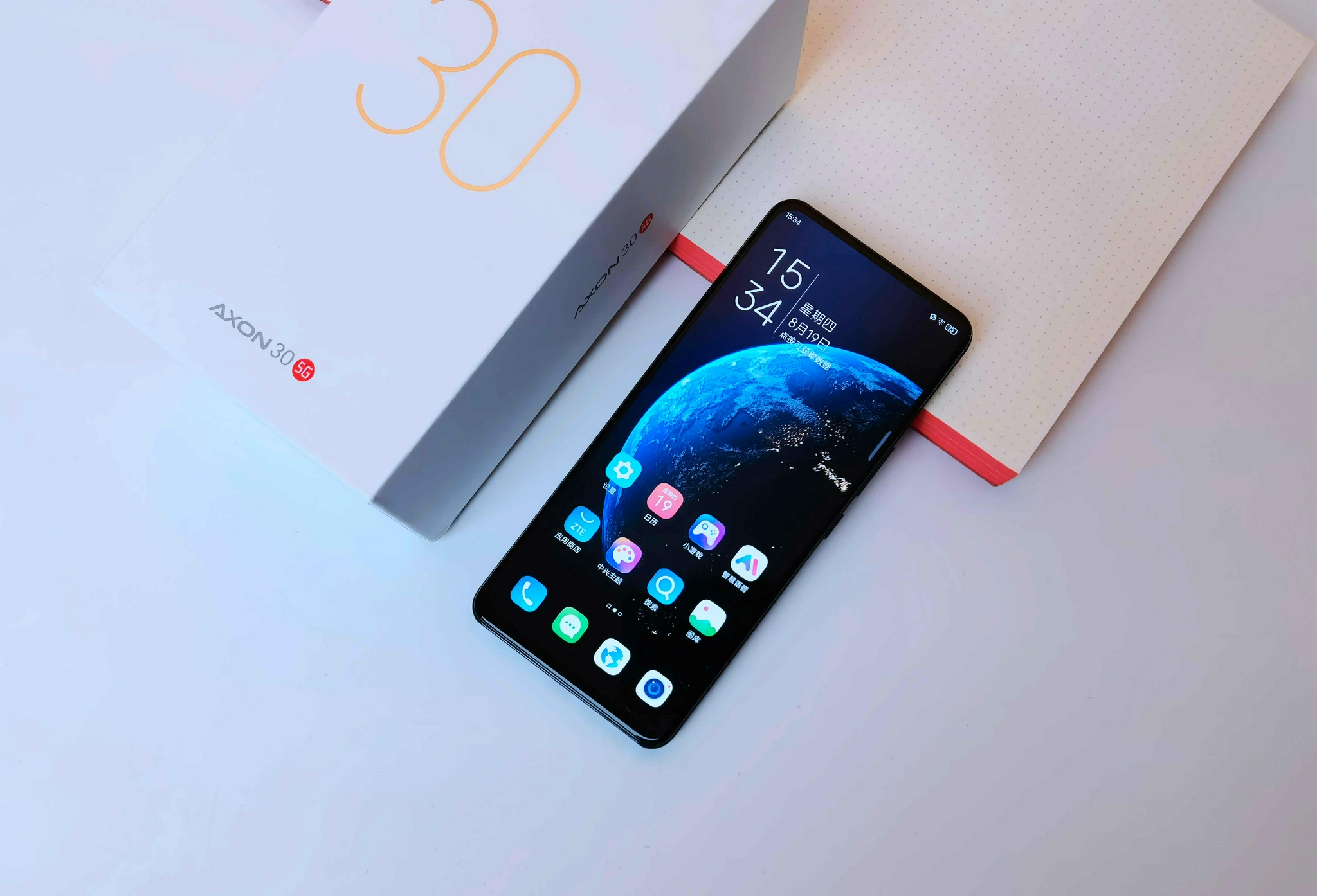 自拍也如此清晰中兴axon30屏下版内外兼修的美让美女为之痴迷