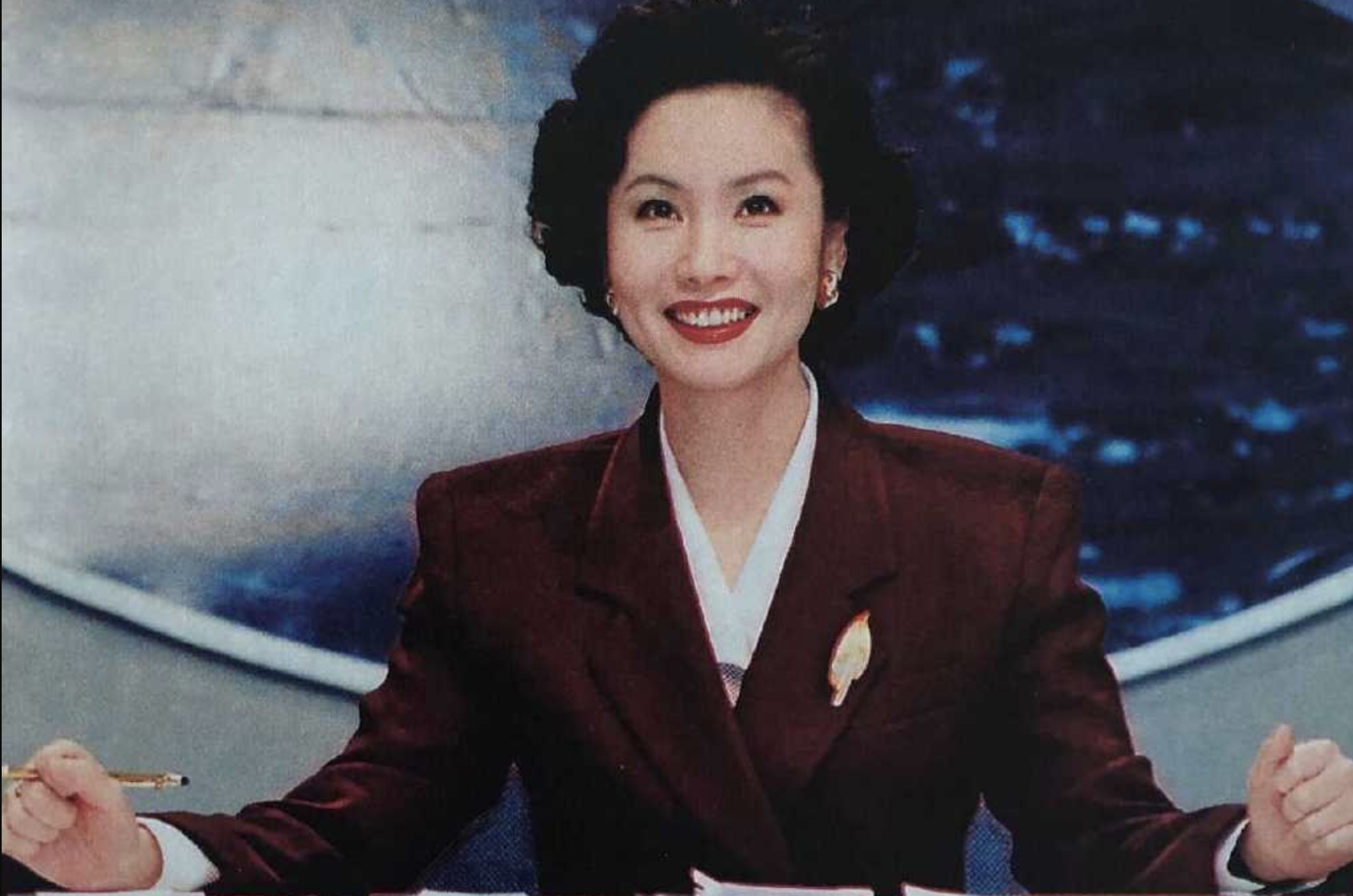 央视主持人徐俐宣布退休,60岁依然优雅自信超有魅力