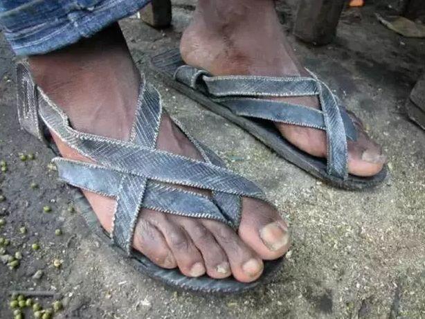 男子收购旧轮胎做拖鞋被耻笑,没几月的时间他赚的钱让大家汗颜