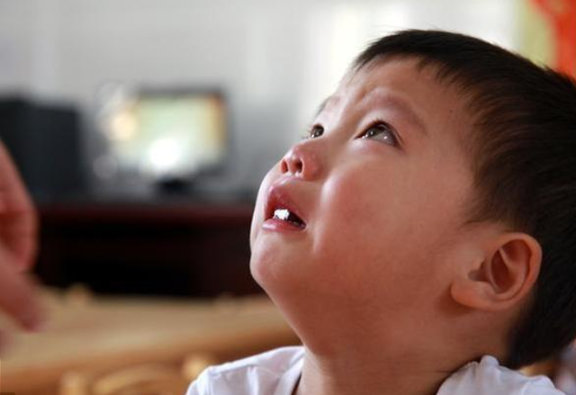 俩娃凌晨躺过道,爸妈却在搓麻将,兄妹成了另类“挂钥匙儿童”?休闲区蓝鸢梦想 - Www.slyday.coM 俩娃凌晨躺过道,爸妈却在搓麻将,兄妹成了另类“挂钥匙儿童”?休闲区蓝鸢梦想 - Www.slyday.coM