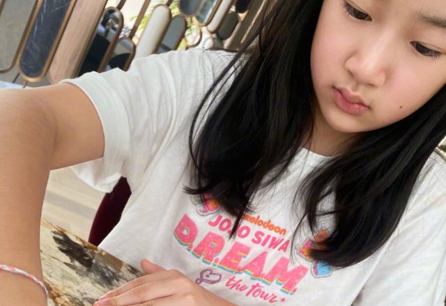 吴尊晒孩子日常照10岁neinei长成大姑娘max复刻爸爸的脸