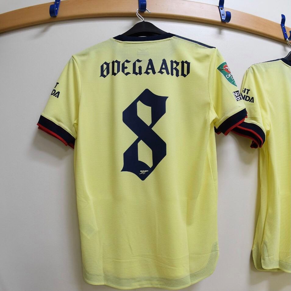 赛后得到厄德高落场球服的幸福小枪迷