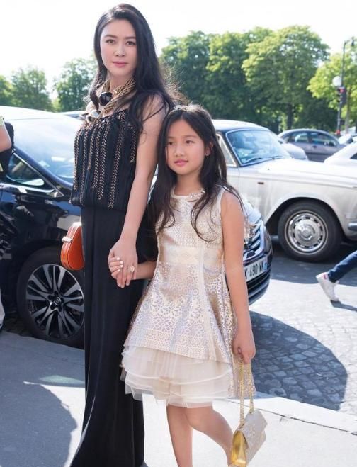 15岁黄多多身高比172cm孙莉高穿短裤勾勒曲线看着太成熟了