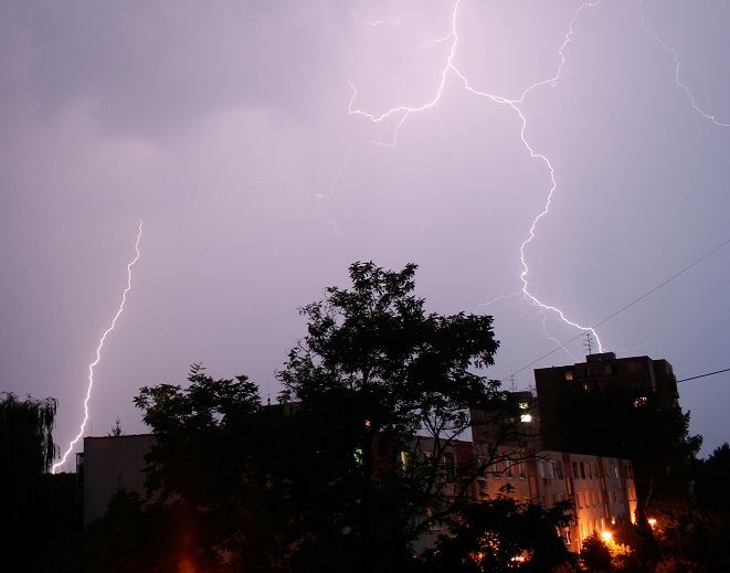 打雷时可以打电话吗手机充电会有什么危险很多人做错了