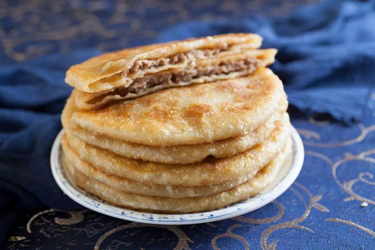 美味的酸菜羊肉馅饼