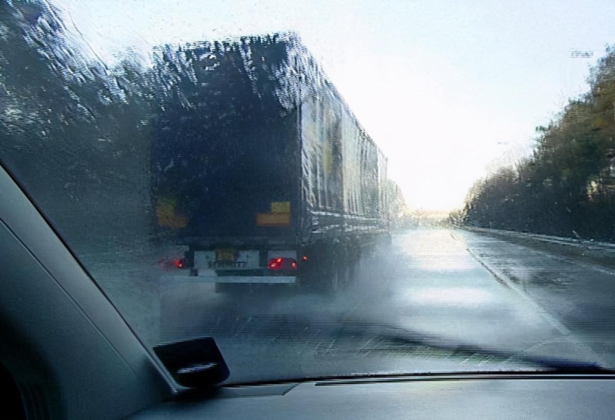 雨天,尤其是大雨天气,容易产生大雾,影响能见度降低,这种情况下,开双
