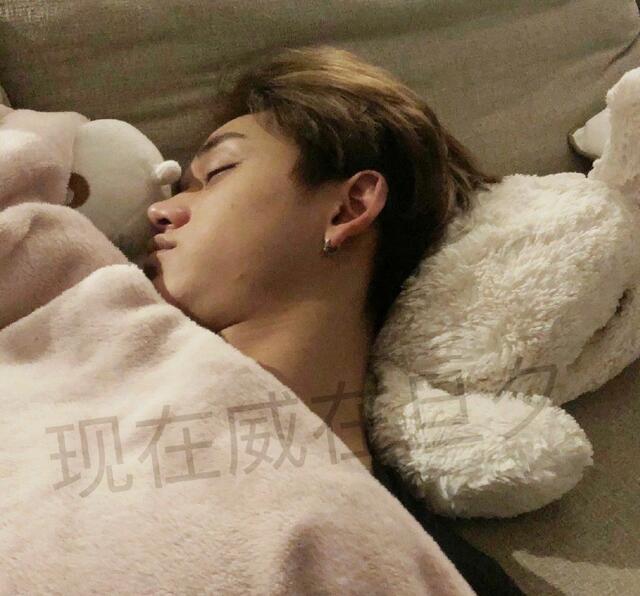 塌房组又添一员,黄旭熙被曝劈腿,中文首站集体辞职,本尊道歉了|女生|